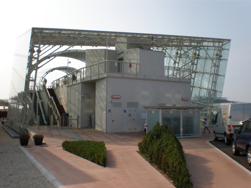 celkový pohled na stanici Tronchetto vlevo příchod.JPG