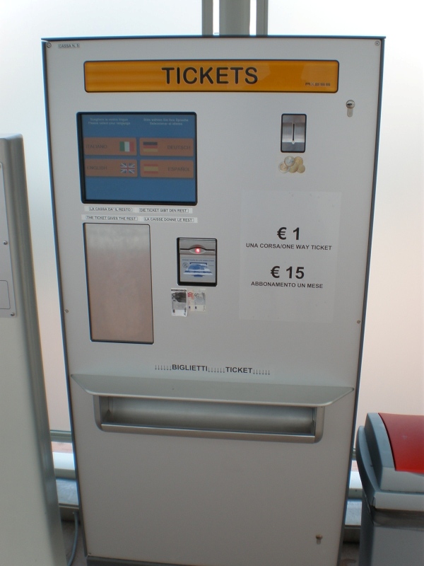 automat na jízdenky.JPG