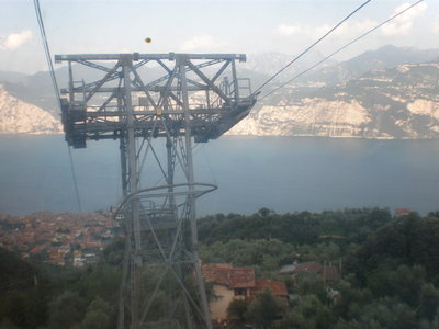 pohled na jezero Garda a sloup v 1.úseku lanovky.JPG