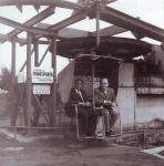 pedvdn lanovky zahraninmu zkaznkovi. Vlevo pan Chakravarty vedouc projektu nkladn lanovky Kangsabati v Indii, vpravo Frantiek Bayer ze Strojexportu Praha / Foto : archiv Vlastislav Smutn