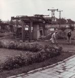 pohled tm v ose lanovky. Vpedu podpry .7 a .6. Budova koly v pozad jasn uruje polohu / Foto : archiv Vlastislav Smutn