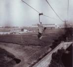 jzda nad hospodskm dvorem tehdej rolnick koly. Vzadu hala 17 vpravo podpra .4, vlevo rozestavn budova zvodn kuchyn (pozdji tzv. zvodn klub Transporta) / Foto : archiv Vlastislav Smutn